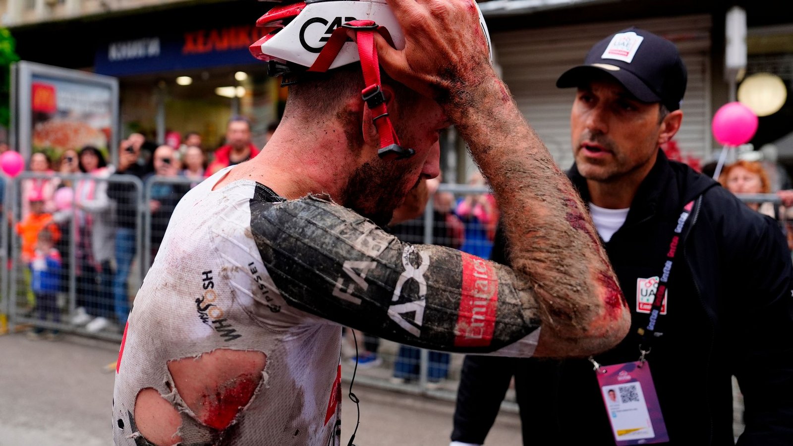 Mitfavorit Adam Yates stürzte beim Giro d'Italia schwer.Foto: Fabio Ferrari/LaPresse/AP/dpa