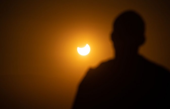 Ein Mann beobachtet in Chiles Hauptstadt Santiago eine partielle Sonnenfinsternis.<span class='image-autor'>Foto: Matias Basualdo/ZUMA Press Wire/dpa</span>