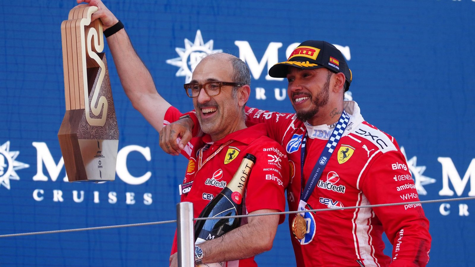 Lewis Hamilton (r) und sein Renningenieur Carlo Santo haben den Ferrari-Aufschwung organisiert.Foto: David Davies/PA Wire/dpa Lewis Hamilton (r) und sein Renningenieur Carlo Santo haben den Ferrari-Aufschwung organisiert.Foto: David Davies/PA Wire/dpa