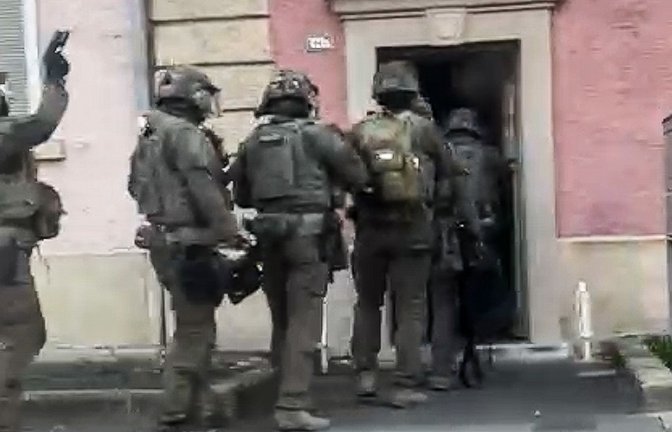 Spezialkräfte der Polizei bei der Durchsuchung der Wohnung in Ludwigshafen, in der Alexander S. gelebt haben soll.<span class='image-autor'>Foto: dpa/Augenzeuge</span>
