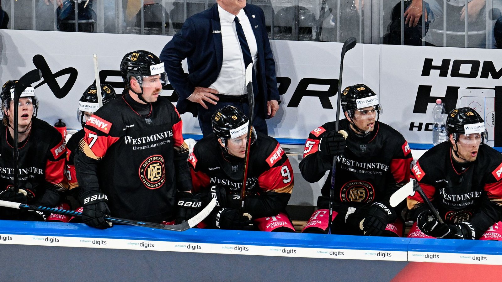 Nach zwei Enttäuschungen bei der WM 2025 und Olympia 2026 steht auch Bundestrainer Harold Kreis mehr unter Beobachtung. (Archivbild)Foto: Uwe Anspach/dpa