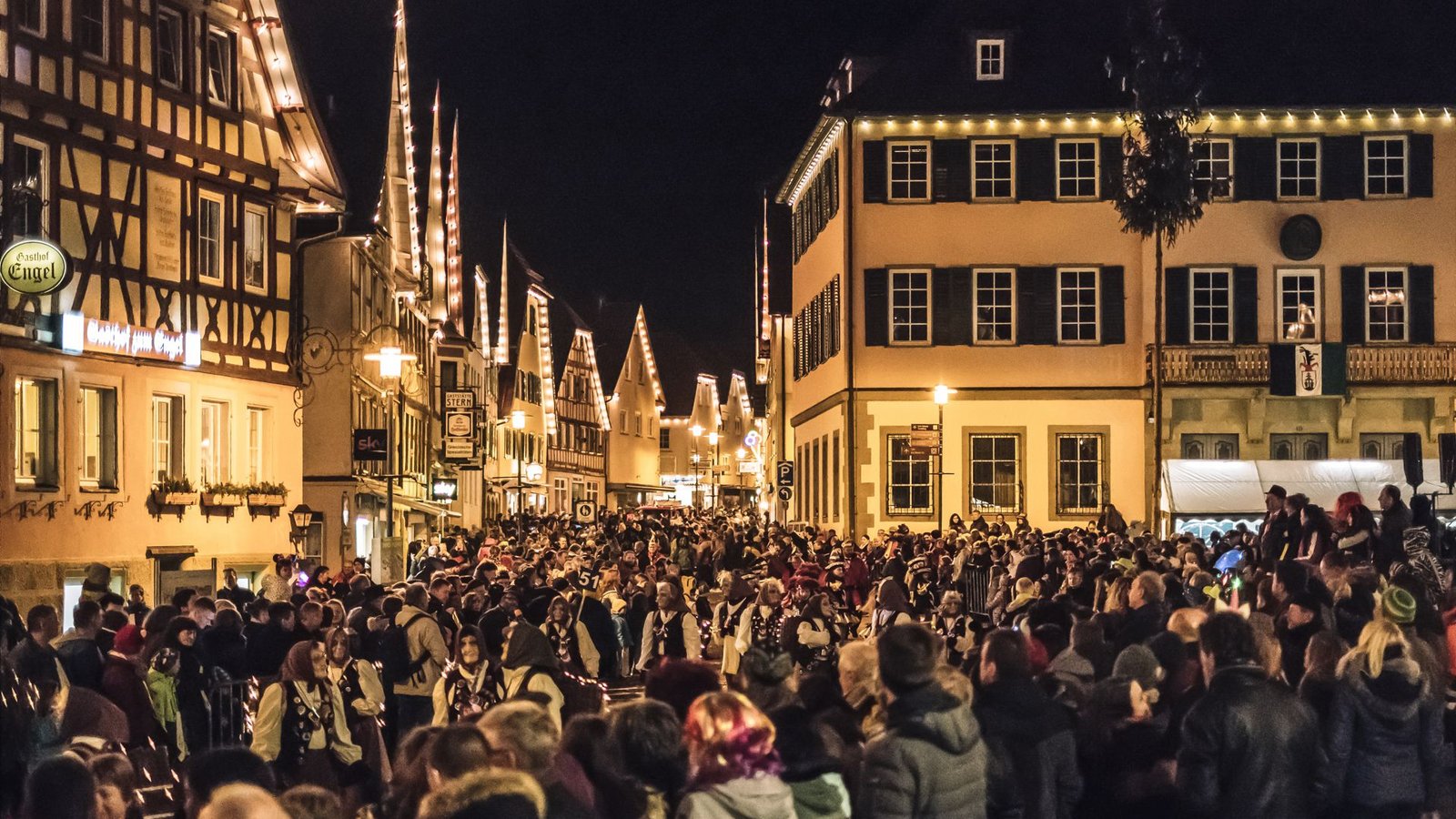 Eine ganz besondere Stimmung kommt auf, wenn die Narren beim Nachtumzug nach Einbruch der Dunkelheit durch die Murrhardter Innenstadt ziehen, dieses Jahr am 18. Februar, dem Fasnetssamstag. Die Veranstaltung beginnt um 19.11 Uhr. Eine wirklich alte Tradition ist der Nachtumzug nicht, dieses Jahr findet er zum 13. Mal statt – fährt dafür aber mit eindrucksvollen und einzigartigen Figuren auf, etwa dem Hotz, einer Sagengestalt der umliegenden Wäldern.Foto: Christian Goehler Eine ganz besondere Stimmung kommt auf, wenn die Narren beim Nachtumzug nach Einbruch der Dunkelheit durch die Murrhardter Innenstadt ziehen, dieses Jahr am 18. Februar, dem Fasnetssamstag. Die Veranstaltung beginnt um 19.11 Uhr. Eine wirklich alte Tradition ist der Nachtumzug nicht, dieses Jahr findet er zum 13. Mal statt – fährt dafür aber mit eindrucksvollen und einzigartigen Figuren auf, etwa dem Hotz, einer Sagengestalt der umliegenden Wäldern.Foto: Christian Goehler