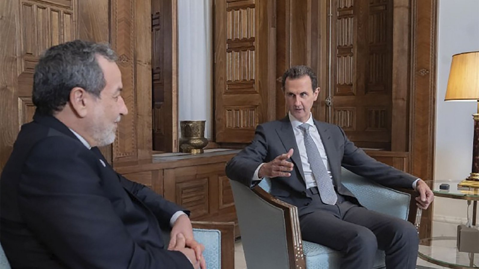 Der iranische Außenminister Abbas Araghchi (l) und der syrische Präsident Baschar al-Assad bei einem Treffen in DamaskusFoto: dpa