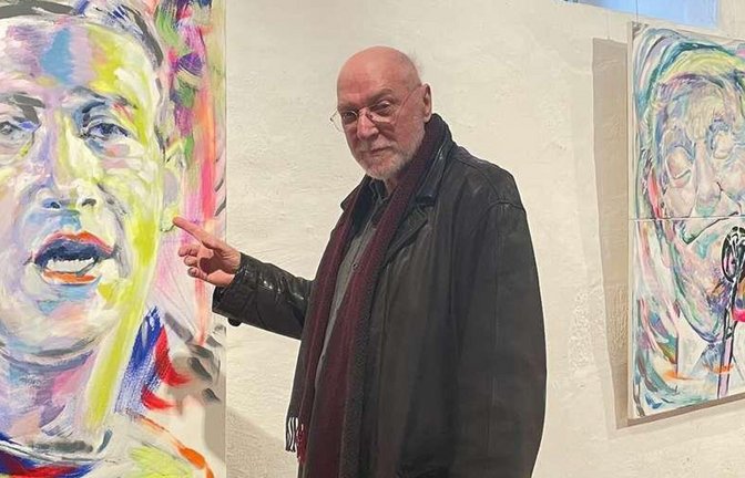 Rainer Vogt 2024 inmitten einer Ausstellung  eigener Porträts zum Thema „Mächtige“ in der Zehntscheuer in Abtsgmünd<span class='image-autor'>Foto: Schwäbische Post/Jan Sigel</span>