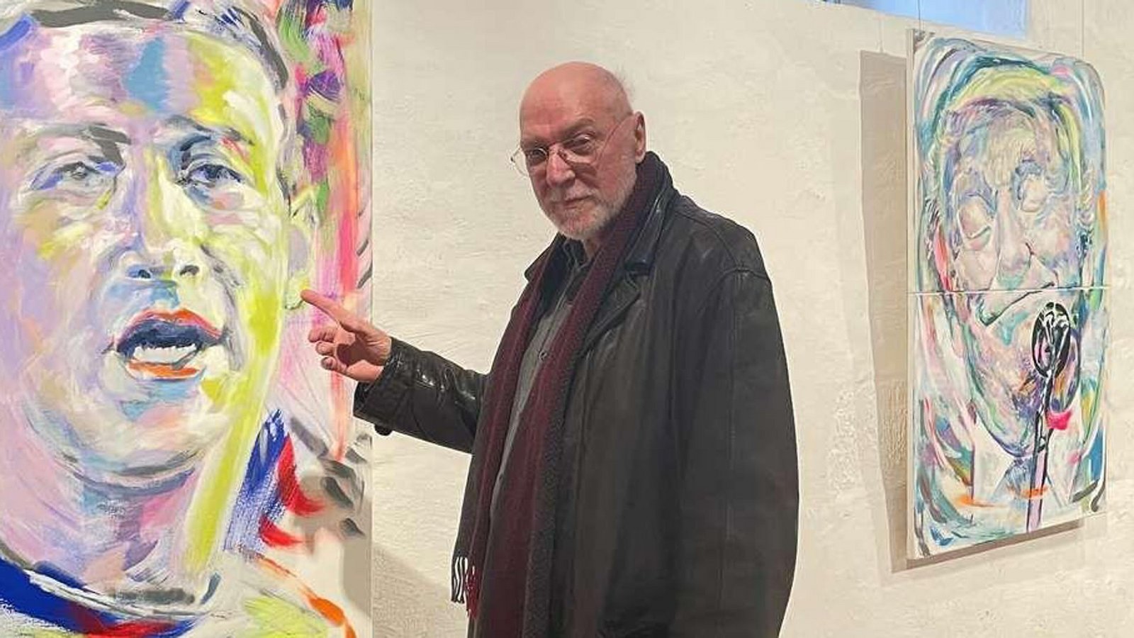 Rainer Vogt 2024 inmitten einer Ausstellung eigener Porträts zum Thema „Mächtige“ in der Zehntscheuer in AbtsgmündFoto: Schwäbische Post/Jan Sigel Rainer Vogt 2024 inmitten einer Ausstellung eigener Porträts zum Thema „Mächtige“ in der Zehntscheuer in AbtsgmündFoto: Schwäbische Post/Jan Sigel