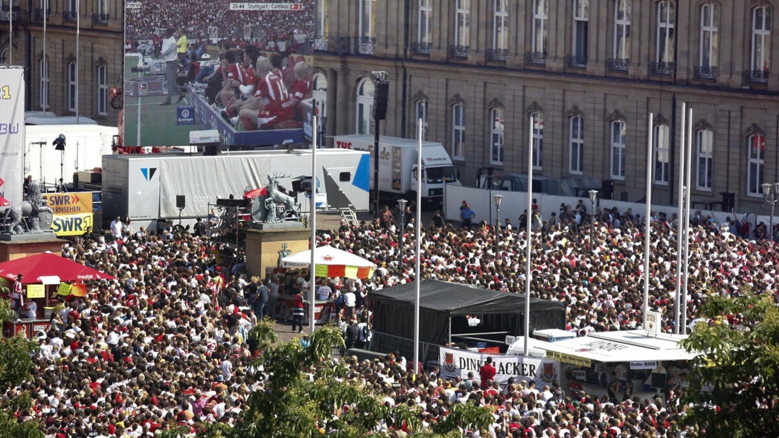 Die vom Reiseverbot betroffenen Stadträte können nun die Finalatmosphäre auf dem Schlossplatz genießen wie hier die VfB-Fans bei der Deutschen Meisterschaft im Jahr 2007.Foto: Steffen Honzera