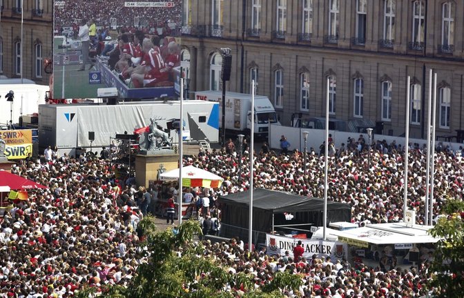 Die vom Reiseverbot betroffenen Stadträte können nun die Finalatmosphäre auf dem Schlossplatz genießen wie hier die VfB-Fans bei der Deutschen Meisterschaft im Jahr 2007.<span class='image-autor'>Foto: Steffen Honzera</span>