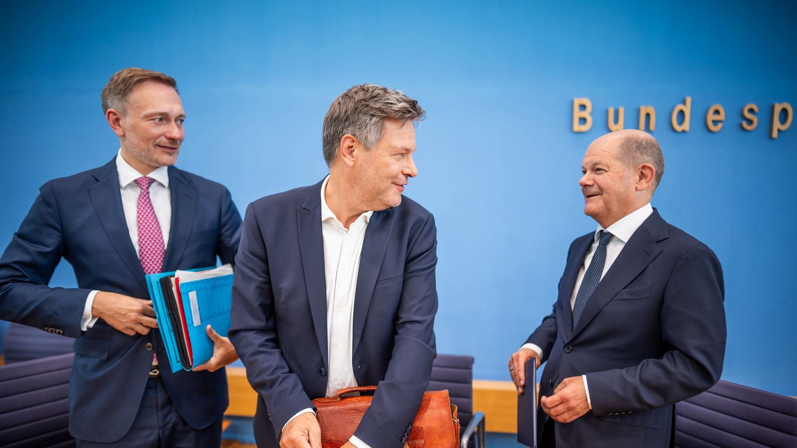 Lindner, Habeck und Scholz: Trotz des Endes der gemeinsamen Koalition haben sich die drei Parteien auf Entlastungen für die Bürger geeinigt.Foto: dpa/Michael Kappeler Lindner, Habeck und Scholz: Trotz des Endes der gemeinsamen Koalition haben sich die drei Parteien auf Entlastungen für die Bürger geeinigt.Foto: dpa/Michael Kappeler