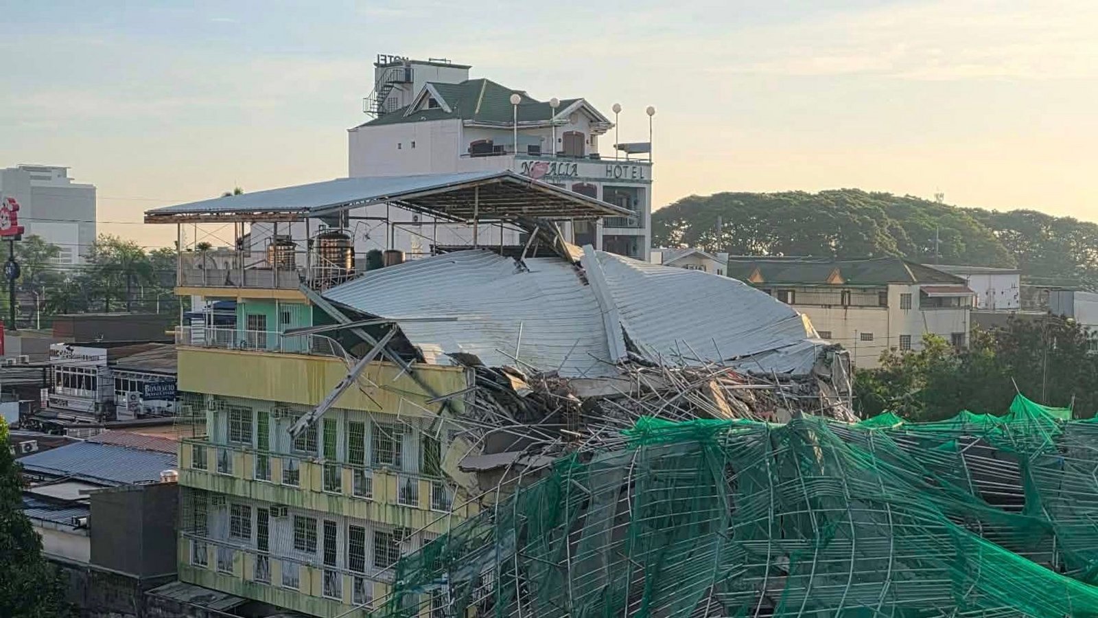 Das eingestürzte Gebäude hat sich noch im Bau befunden.Foto: -/Informationsbüro von Angeles City/XinHua/dpa Das eingestürzte Gebäude hat sich noch im Bau befunden.Foto: -/Informationsbüro von Angeles City/XinHua/dpa