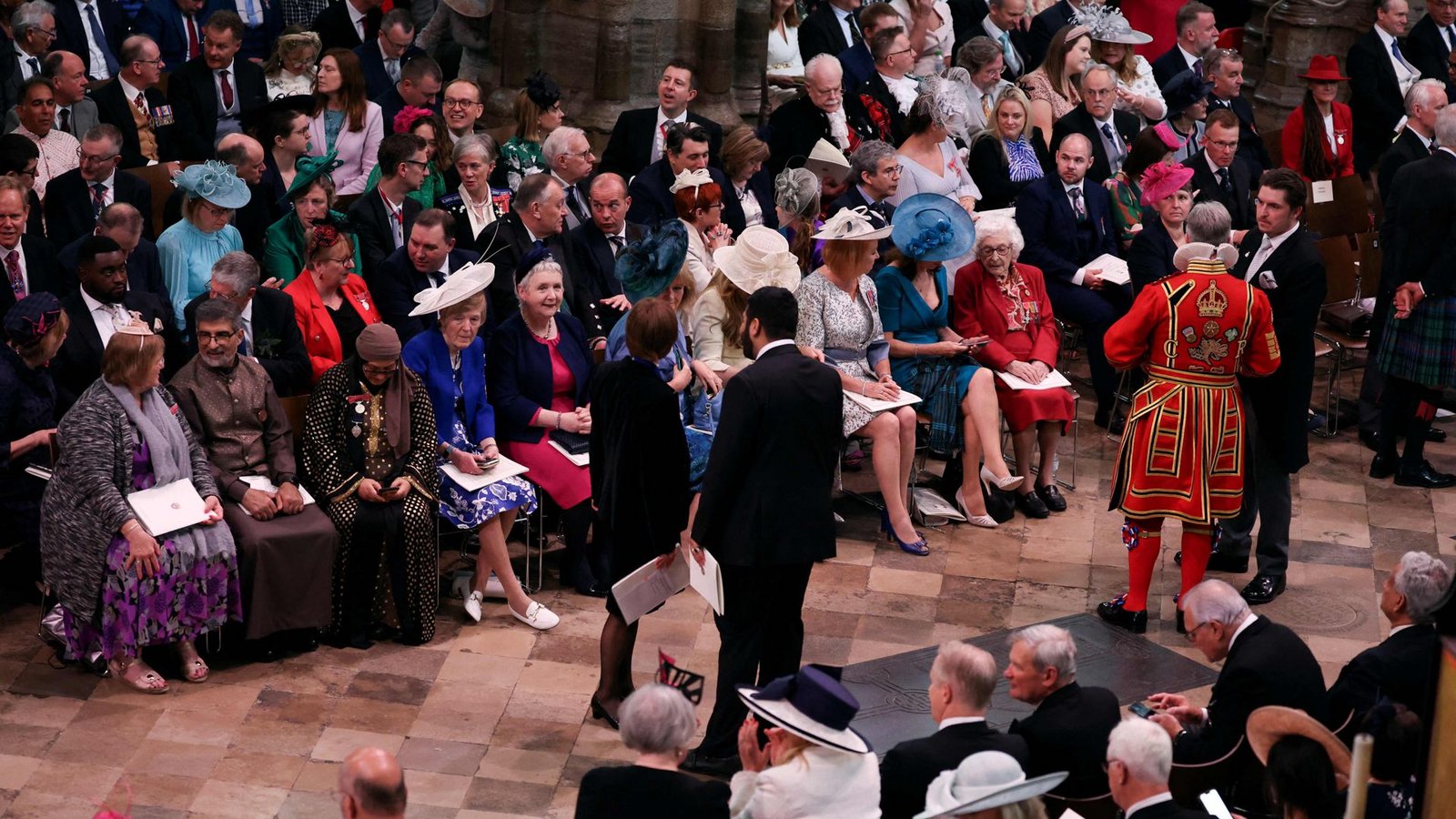 Stunden vor Beginn des Gottesdienstes nehmen die Gäste in der Westminster Abbey schon ihre Plätze ein.Foto: AFP/PHIL NOBLE