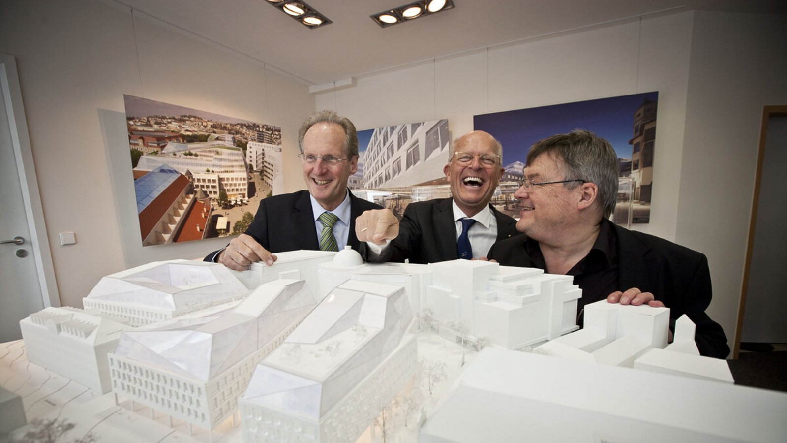 Der frühere Breuninger-Chef und heutige Miteigentümer Willem G. Agtmael (Mitte) stellte 2010 die Pläne für das Dorotheen-Quartier vor – mit OB Wolfgang Schuster (links) und Baubürgermeister Matthias Hahn.Foto: //Leif Piechowski Der frühere Breuninger-Chef und heutige Miteigentümer Willem G. Agtmael (Mitte) stellte 2010 die Pläne für das Dorotheen-Quartier vor – mit OB Wolfgang Schuster (links) und Baubürgermeister Matthias Hahn.Foto: //Leif Piechowski