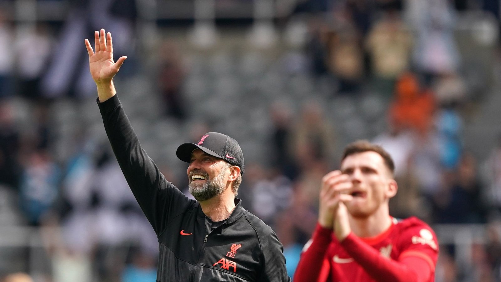 Jürgen Klopp (l), Trainer des FC Liverpool, bedankt sich nach dem gewonnenen Spiel gegen Newcastle United bei den Fans.Foto: Owen Humphreys/PA Wire/dpa