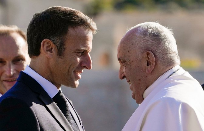 Frankreichs Präsident Emmanuel Macron (l) begrüßt Papst Franziskus.<span class='image-autor'>Foto: Alessandra Tarantino/AP</span>