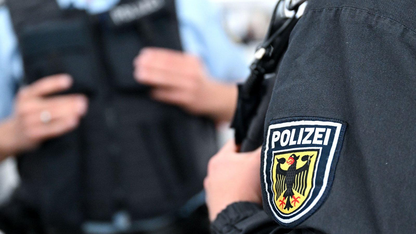 Rund 400 Polizeikräfte waren zeitgleich in mehreren Bundesländern im Einsatz. (Symbolbild)Foto: Sven Hoppe/dpa Rund 400 Polizeikräfte waren zeitgleich in mehreren Bundesländern im Einsatz. (Symbolbild)Foto: Sven Hoppe/dpa