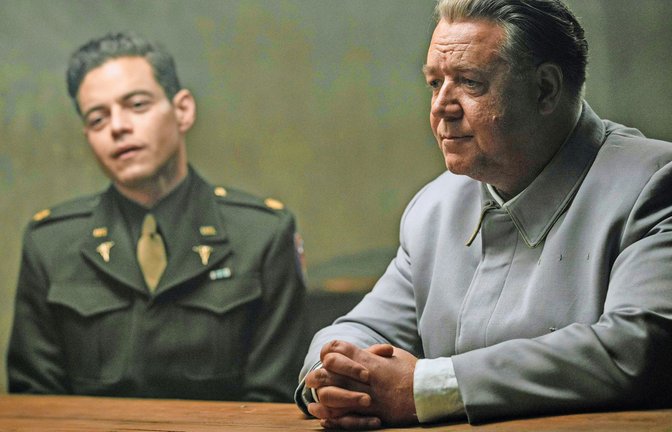 Rami Malek (li.) als Gefängnispsychologe Douglas M. Kelley und  Russell Crowe als  Kriegsverbrecher Hermann Göring<span class='image-autor'>Foto: IMAGO/Landmark Media</span>