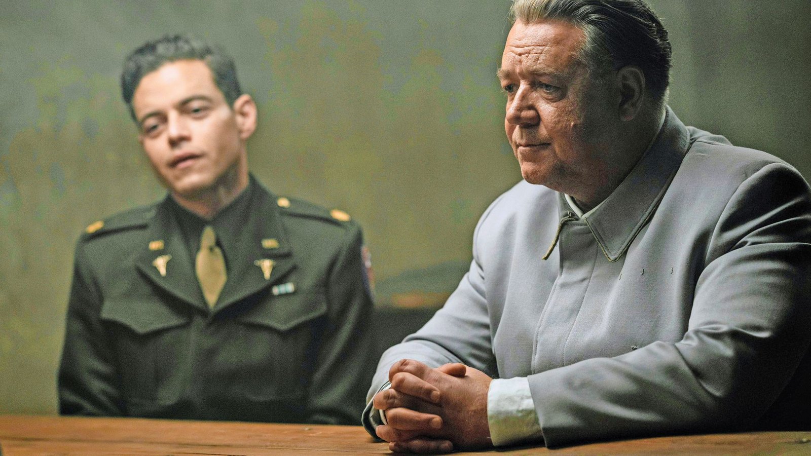 Rami Malek (li.) als Gefängnispsychologe Douglas M. Kelley und Russell Crowe als Kriegsverbrecher Hermann GöringFoto: IMAGO/Landmark Media Rami Malek (li.) als Gefängnispsychologe Douglas M. Kelley und Russell Crowe als Kriegsverbrecher Hermann GöringFoto: IMAGO/Landmark Media