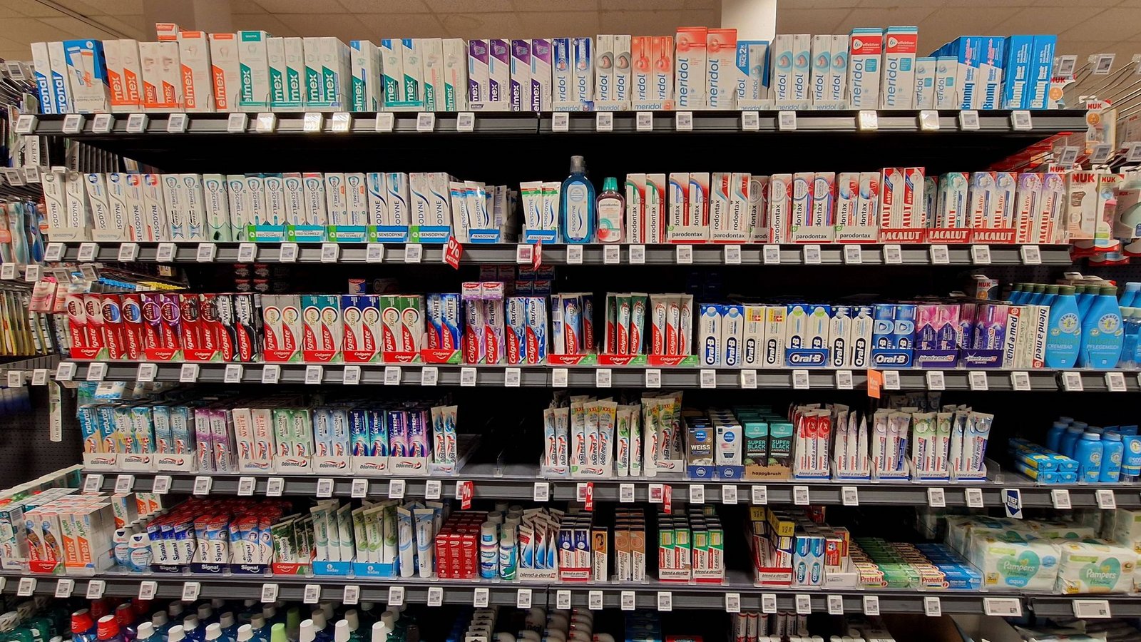 Wer vorher checken will, welche Inhaltsstoffe in Zahnpasta und Co. verarbeitet sind, benutzt die Fox Tox App in der Drogerie. Diese stellt per Scan fest, welche hormonaktiven Substanzen im Produkt enthalten sein können.Foto: IMAGO/Eibner/IMAGO/Augst / Eibner-Pressefoto Wer vorher checken will, welche Inhaltsstoffe in Zahnpasta und Co. verarbeitet sind, benutzt die Fox Tox App in der Drogerie. Diese stellt per Scan fest, welche hormonaktiven Substanzen im Produkt enthalten sein können.Foto: IMAGO/Eibner/IMAGO/Augst / Eibner-Pressefoto