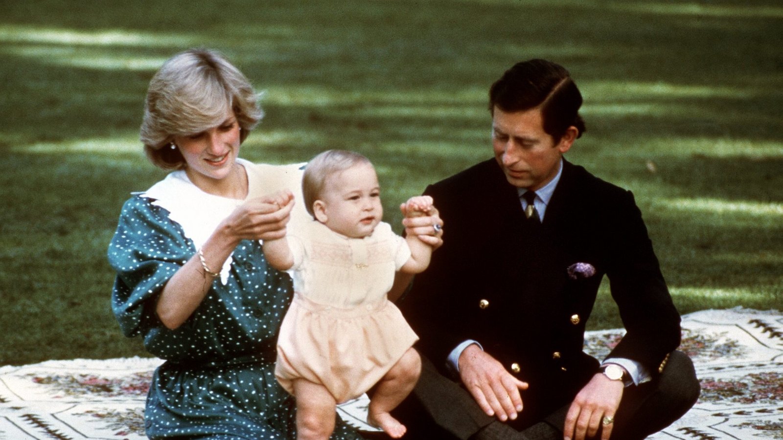 Prinz Charles und Prinzessin Diana posieren mit ihrem erstgeborenen Sohn Prinz William während ihres Staatsbesuches in Australien (Foto vom 23.04.1983).Foto: picture alliance / dpa | UPI