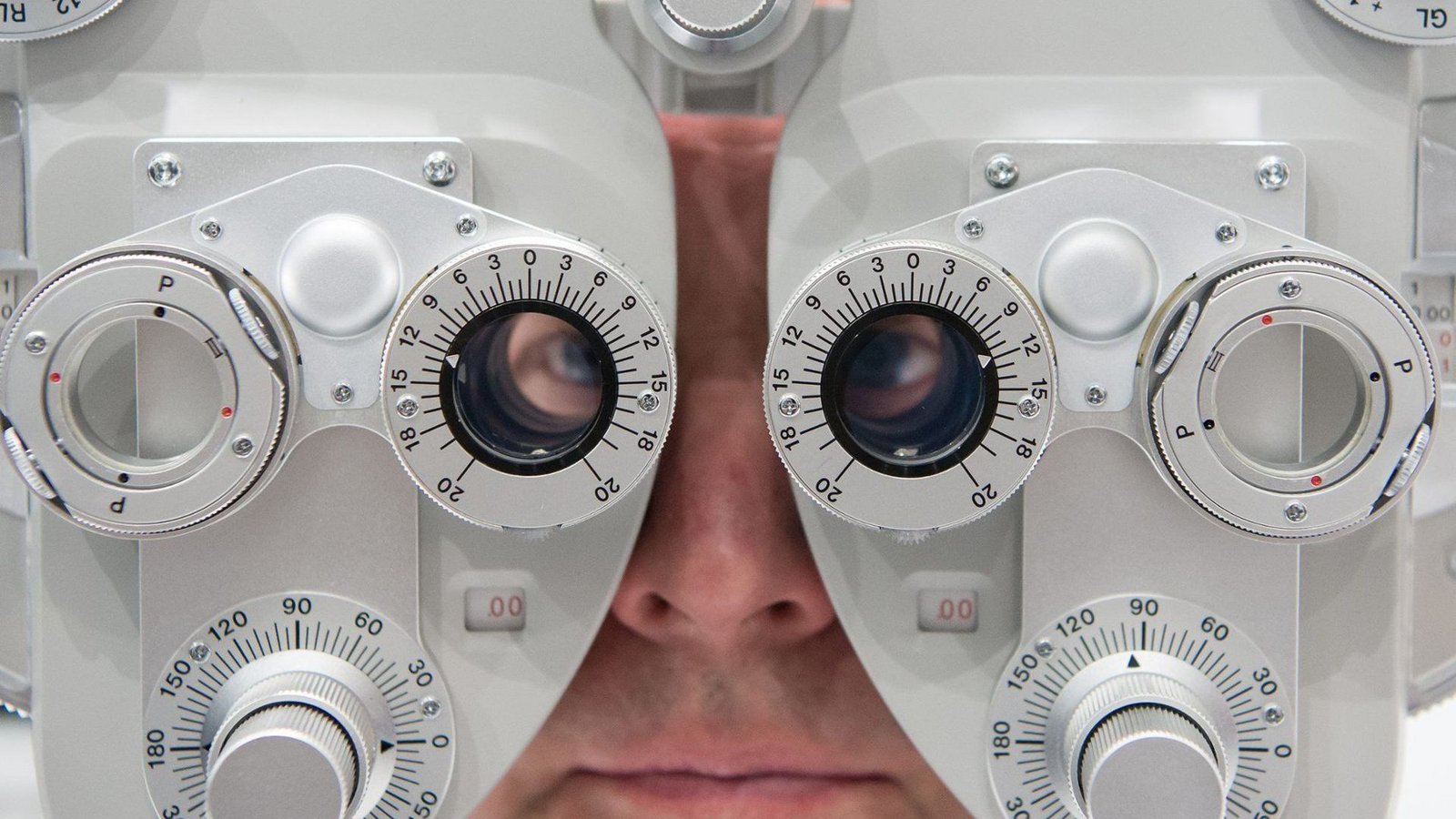 Harmloser Augenarzt-Termin: Kontrolle des SehvermögensFoto: picture alliance/dpa/Sven Hoppe