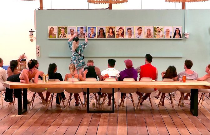 Bei „Kampf der Realitystars“ werden die Kandidaten-Karten noch einmal durchgemischt.<span class='image-autor'>Foto: RTLZWEI, Banijay Productions Germany</span>