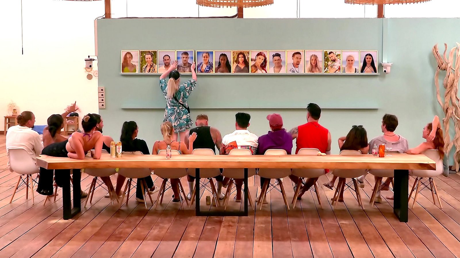 Bei „Kampf der Realitystars“ werden die Kandidaten-Karten noch einmal durchgemischt.Foto: RTLZWEI, Banijay Productions Germany Bei „Kampf der Realitystars“ werden die Kandidaten-Karten noch einmal durchgemischt.Foto: RTLZWEI, Banijay Productions Germany