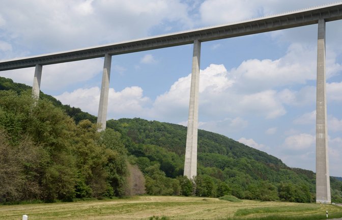 Die Kochertalbrücke bei Geislingen am Kocher in Baden-Württemberg ist mit einer maximalen Höhe von 185 Meter die höchste Brücke in Deutschland. Ihre 178 Meter hohen Brückenpfeiler waren die höchsten weltweit, bis sie 2004 vom Viaduc de Millau abgelöst wurden.<span class='image-autor'>Foto: Imago/Zoonar</span>
