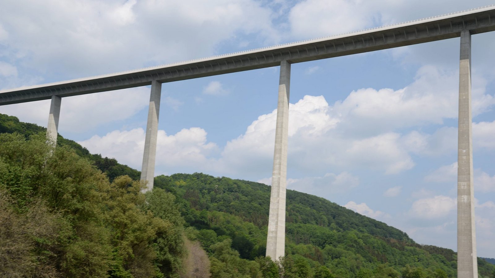 Die Kochertalbrücke bei Geislingen am Kocher in Baden-Württemberg ist mit einer maximalen Höhe von 185 Meter die höchste Brücke in Deutschland. Ihre 178 Meter hohen Brückenpfeiler waren die höchsten weltweit, bis sie 2004 vom Viaduc de Millau abgelöst wurden.Foto: Imago/Zoonar Die Kochertalbrücke bei Geislingen am Kocher in Baden-Württemberg ist mit einer maximalen Höhe von 185 Meter die höchste Brücke in Deutschland. Ihre 178 Meter hohen Brückenpfeiler waren die höchsten weltweit, bis sie 2004 vom Viaduc de Millau abgelöst wurden.Foto: Imago/Zoonar
