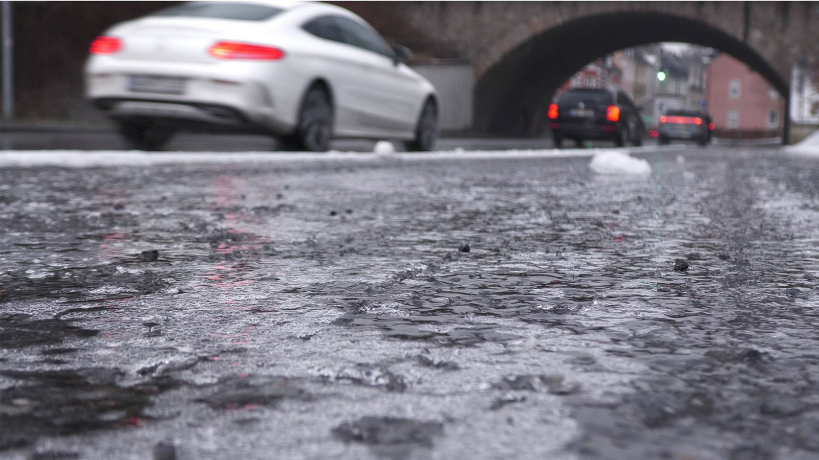 Blitzeis: Der Regen gefriert sofort auf dem Erdboden. Eine spiegelglatte Eisbahn entsteht. Für Autofahrer und Fußgänger brandgefährlich, da ein Unterschied zwischen Regen und Eis kaum sichtbar ist.Foto: Imago/Bernd März Blitzeis: Der Regen gefriert sofort auf dem Erdboden. Eine spiegelglatte Eisbahn entsteht. Für Autofahrer und Fußgänger brandgefährlich, da ein Unterschied zwischen Regen und Eis kaum sichtbar ist.Foto: Imago/Bernd März