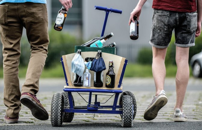 Abseits der religiösen Bedeutung wird Christi Himmelfahrt hierzulande  auch als Vatertag bezeichnet. Für viele geht es an diesem Tag dann mit Bier und Bollerwagen auf Wanderschaft.<span class='image-autor'>Foto: IMAGO/Funke Foto Services/IMAGO/Kerstin Kokoska</span>