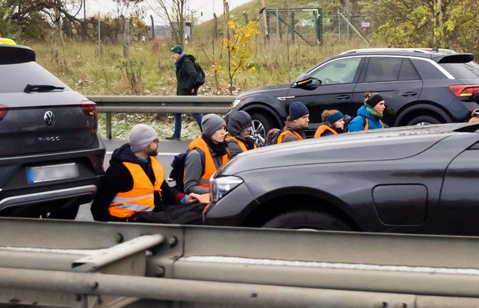 Die Letzte Generation bei einer Protestaktion auf einer Autobahn (Archivbild).<span class='image-autor'>Foto: dpa/Christoph Soeder</span>