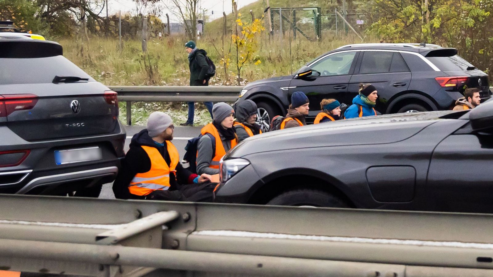 Die Letzte Generation bei einer Protestaktion auf einer Autobahn (Archivbild).Foto: dpa/Christoph Soeder