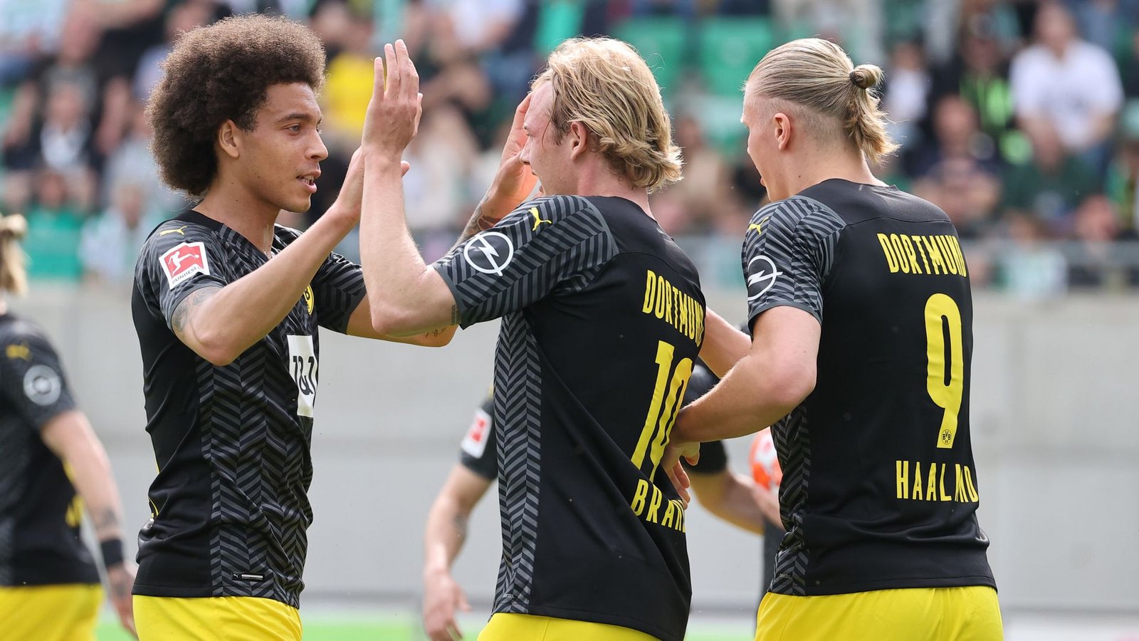 Dortmunds Torschütze Julian Brandt (M) jubelt mit seinen Kollegen Axel Witsel (l) und Erling Haaland über seinen Treffer.Foto: Daniel Karmann/dpa