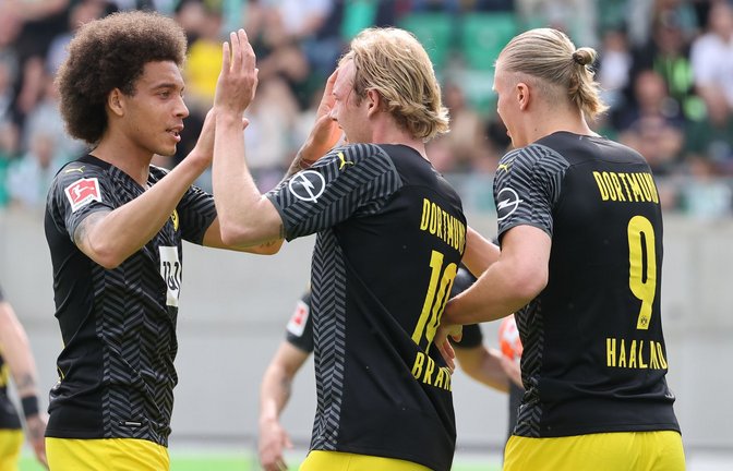 Dortmunds Torschütze Julian Brandt (M) jubelt mit seinen Kollegen Axel Witsel (l) und Erling Haaland über seinen Treffer.<span class='image-autor'>Foto: Daniel Karmann/dpa</span>
