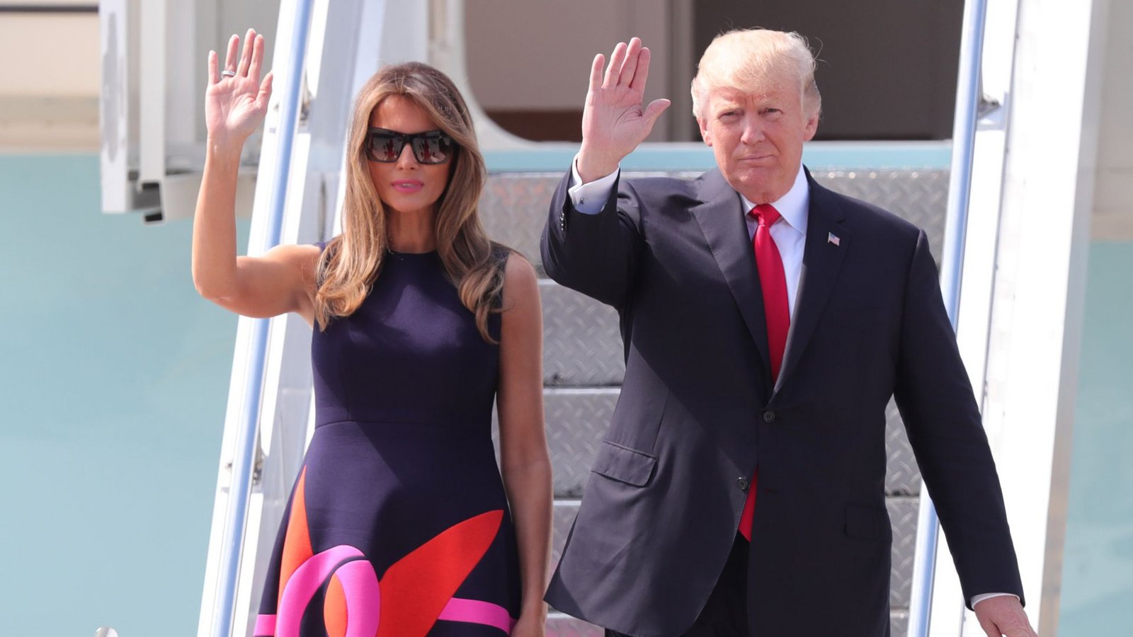 Was sich viele fragen: Wie ist es um die Ehe der Trumps bestellt? Um die Welt gehen Aufnahmen, die zeigen, wie Melania Donald Trumps Hand wegstößt, wenn er nach ihrer greifen will.Foto: dpa/Jens Büttner Was sich viele fragen: Wie ist es um die Ehe der Trumps bestellt? Um die Welt gehen Aufnahmen, die zeigen, wie Melania Donald Trumps Hand wegstößt, wenn er nach ihrer greifen will.Foto: dpa/Jens Büttner