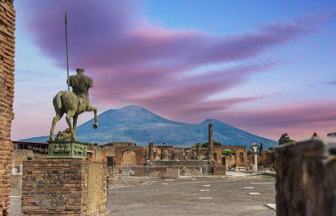 Zentauren-Statue in der antiken Stadt Pompeji. Im Hintergrund ist der Vesuv zu sehen.<span class='image-autor'>Foto: Imago/Christian Offenberg</span>
