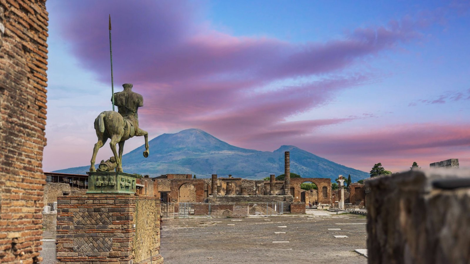 Zentauren-Statue in der antiken Stadt Pompeji. Im Hintergrund ist der Vesuv zu sehen.Foto: Imago/Christian Offenberg
