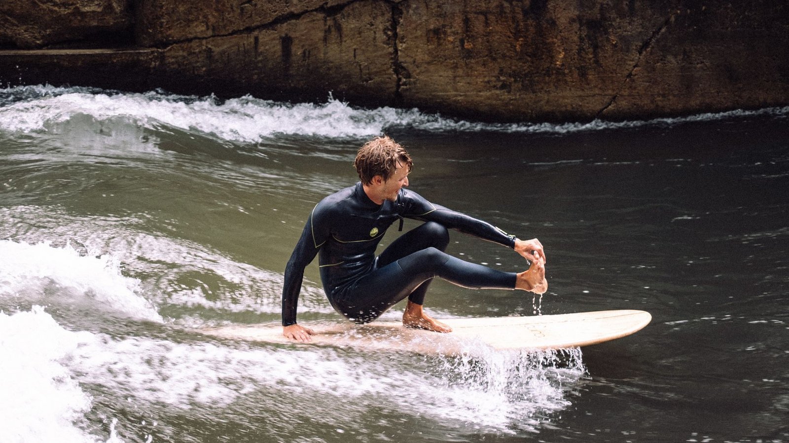 Am berühmten Münchner Surfspot im Englischen Garten wurden die Boards aus Tübingen bereits getestet: Ein Surfer probiert sich im Eisbach auf dem Surfbrett aus Holz.Foto: Cuna/Patrick Baur