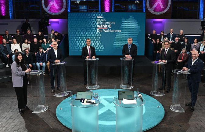 Die Spitzenkandidaten zur Landtagswahl, Mersedeh Ghazaei (Die Linke, l-r), Andreas Stoch (SPD), Cem Özdemir (Grüne), Hans-Ulrich Rülke (FDP), Manuel Hagel (CDU) und Markus Frohnmaier (AfD) treffen bei der SWR-Sendung «Die Wahlarena» aufeinander.<span class='image-autor'>Foto: Bernd Weißbrod/dpa</span>