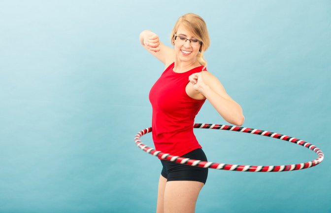 Hier zeigen wir Ihnen, worauf Sie achten müssen, wenn Sie mit dem Hula Hoop abnehmen wollen.<span class='image-autor'>Foto: Anetlanda / Shutterstock.com</span>
