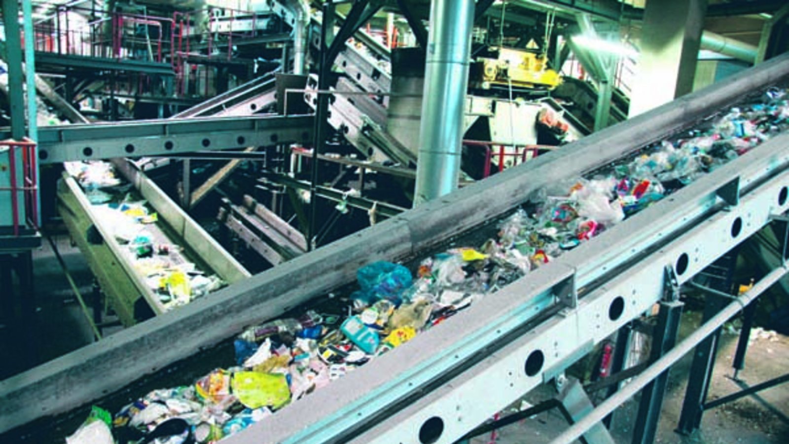Alles Müll: Über diese Förderbänder läuft Hausabfall, der später sortiert und weiterverarbeitet wird. Foto: Schmid