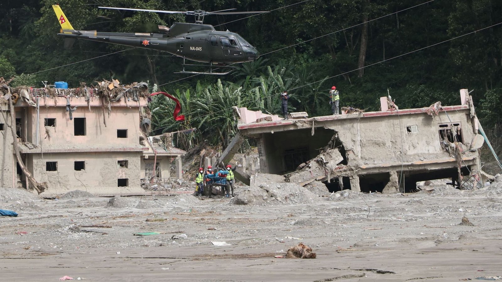 Nepalesische Sicherheitskräfte führen Such- und Rettungsaktionen nach der Flutkatastrophe durch.Shankar Bhujel/JNA via ZUMA Press Wire/dpa Nepalesische Sicherheitskräfte führen Such- und Rettungsaktionen nach der Flutkatastrophe durch.Shankar Bhujel/JNA via ZUMA Press Wire/dpa