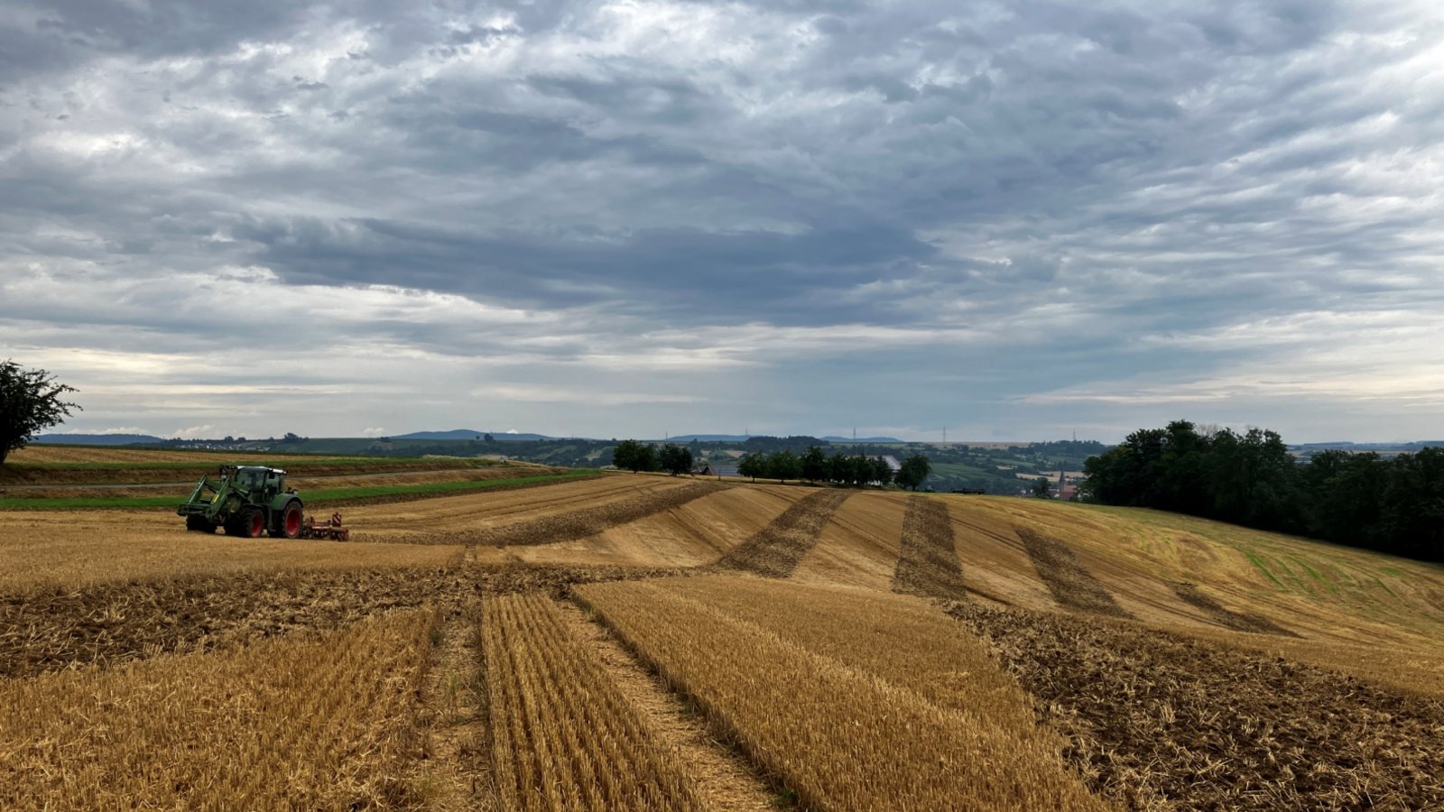 Streifenmuster auf dem Acker bei Enzweihingen: „Precision Farming“ mit GPS-Unterstützung aus dem Weltall ermöglicht eine optimale und damit kraftstoffsparende Bodenbearbeitung. Der Traktor wird mit bis zu zwei Zentimetern Genauigkeit automatisch übers Feld gelenkt, ein Eingriff des Fahrers ist nur beim Umdrehen erforderlich. Foto: Pfisterer