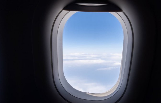 Beim Bersten eines Flugzeugfensters drohen schlimme Konsequenzen.<span class='image-autor'>IMAGO/Bihlmayerfotografie</span>