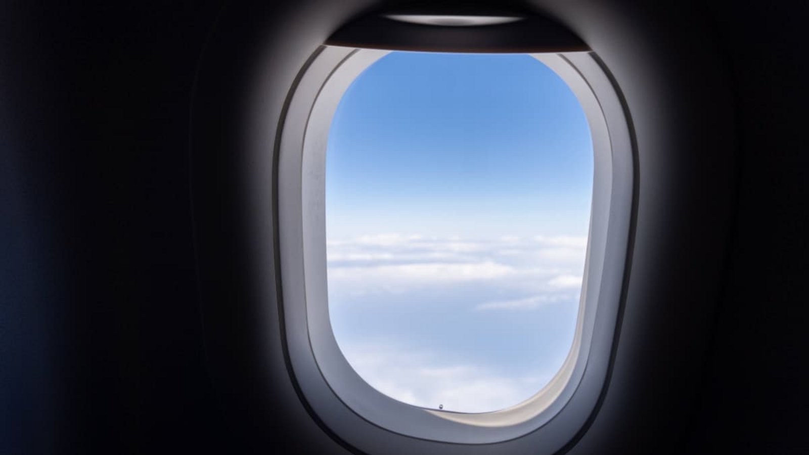 Beim Bersten eines Flugzeugfensters drohen schlimme Konsequenzen.IMAGO/Bihlmayerfotografie Beim Bersten eines Flugzeugfensters drohen schlimme Konsequenzen.IMAGO/Bihlmayerfotografie