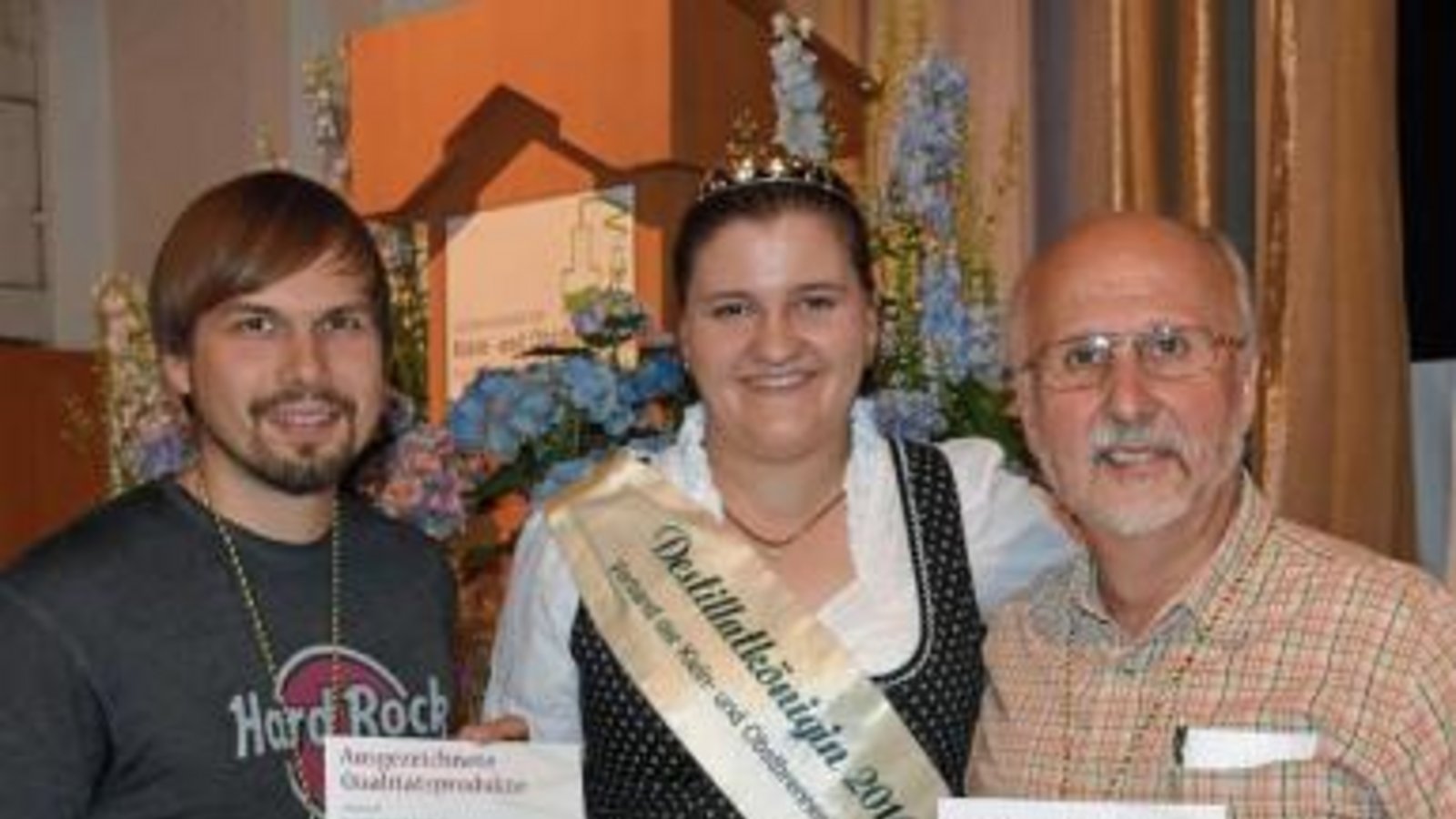 Wolfgang (rechts) und Tobias Fessler erhalten von der Destillatkönigin Anna Schleicher in der Jahnhalle in Weinstadt-Endersbach ihre Goldmedaillen. Foto: p Wolfgang (rechts) und Tobias Fessler erhalten von der Destillatkönigin Anna Schleicher in der Jahnhalle in Weinstadt-Endersbach ihre Goldmedaillen. Foto: p