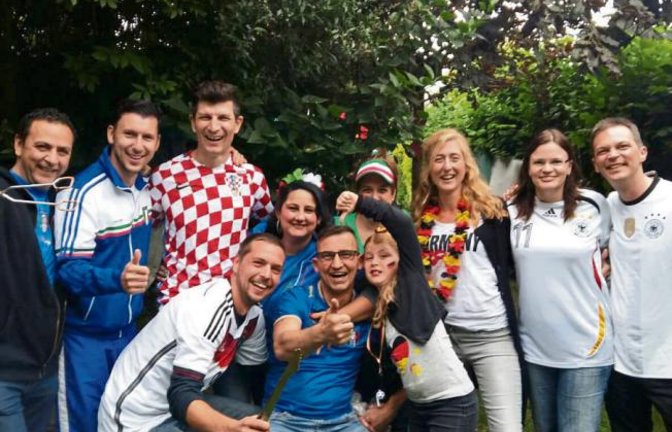 Gewonnen oder verloren? Völlig egal! Diese Fußballfans, die unsere Leserin Sarah Caruana aus Illingen fotografiert hat, beweisen vorbildlich, dass Fußballfans verschiedener Nationalitäten die Europameisterschaft gemeinsam und vor allem friedlich feiern können.