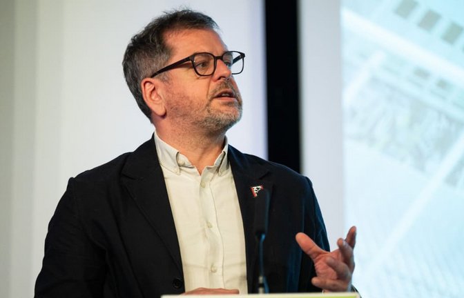 Werner Graf (Bündnis 90/Die Grünen), Co-Vorsitzender der Grünen Fraktion im Berliner Abgeordnetenhaus, spricht bei einer Sitzung vom Landesausschuss von (Bündnis 90/Die Grünen) in Berlin.<span class='image-autor'>Christophe Gateau/dpa</span>