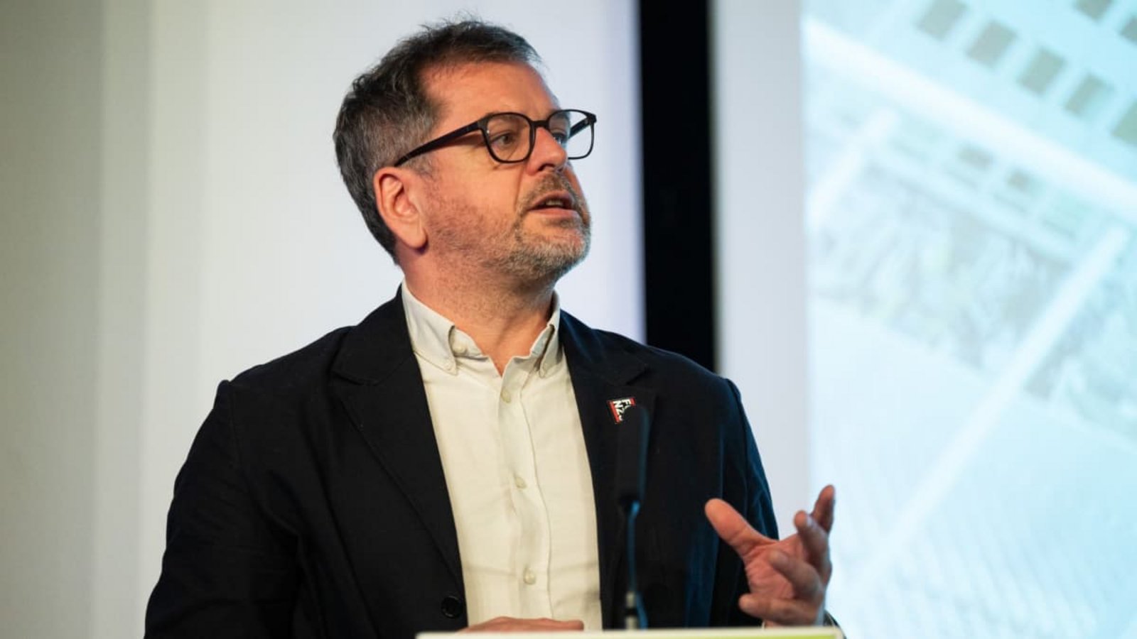 Werner Graf (Bündnis 90/Die Grünen), Co-Vorsitzender der Grünen Fraktion im Berliner Abgeordnetenhaus, spricht bei einer Sitzung vom Landesausschuss von (Bündnis 90/Die Grünen) in Berlin.Christophe Gateau/dpa Werner Graf (Bündnis 90/Die Grünen), Co-Vorsitzender der Grünen Fraktion im Berliner Abgeordnetenhaus, spricht bei einer Sitzung vom Landesausschuss von (Bündnis 90/Die Grünen) in Berlin.Christophe Gateau/dpa