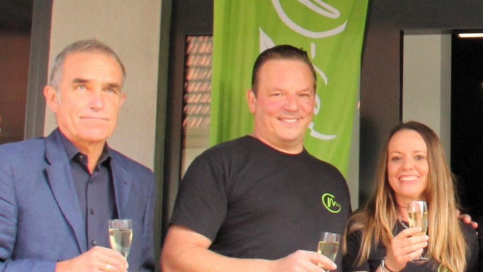 Strahlende Gesichter zum Auftakt (von links): Erich Bannert, Markus und Sabrina Buck.  Fotos: Kauer