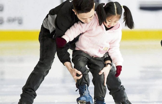 Wo hört im Training zulässige Hilfestellung auf und wo fängt sexuelle Belästigung an? Oftmals ist es nur eine feine Linie. Foto: ddp